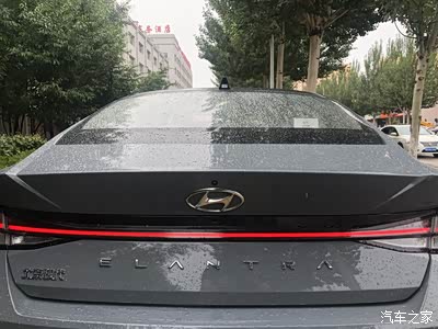雨中的伊兰特好像也更有韵味,尤其是点亮这个贯穿式尾灯的时候感觉真