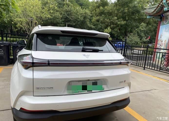 外观时尚大气,试驾哪吒u