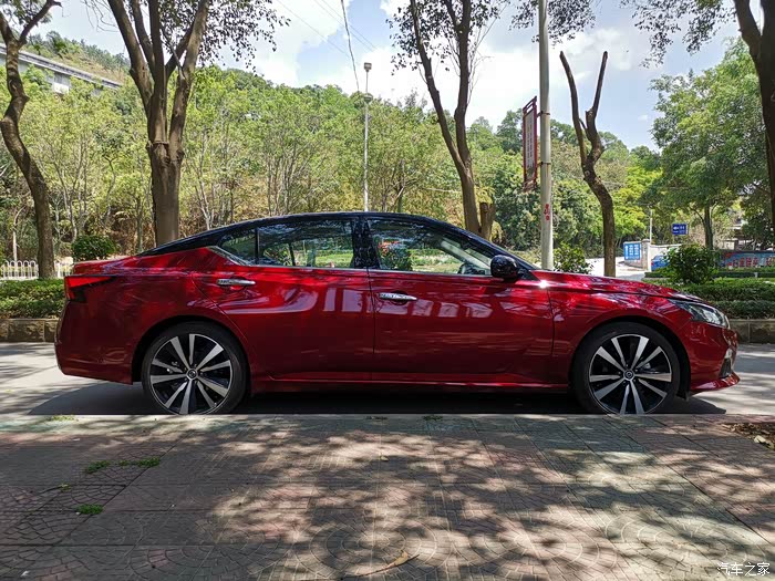 春天的风景配上红色的天籁,特别有活力,超长的车身,这颜值没谁了.