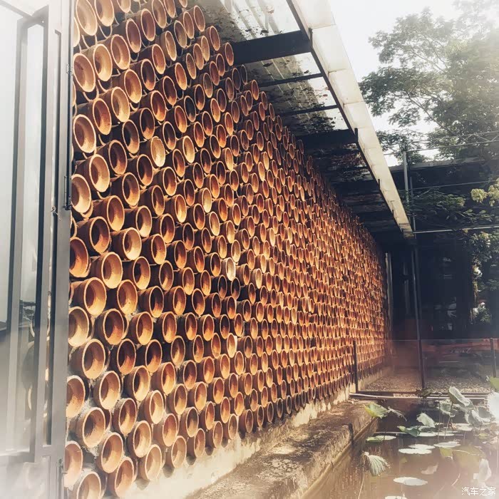 途经 一面漂亮墙噢 上面全陶罐噢 感觉这样真很美 有没有