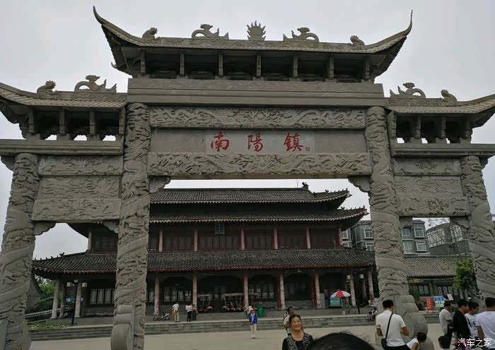 小楼放在现在来看都是很气派,石牌坊上飞龙走凤的雕刻,运河四大名镇之