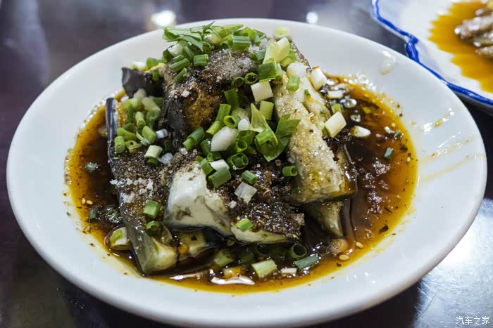 老司机开v60cc带一堆妹子到孟获城拍草原大片