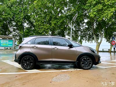 炫金银车身颜色很赞,如果阳光照射会更出彩