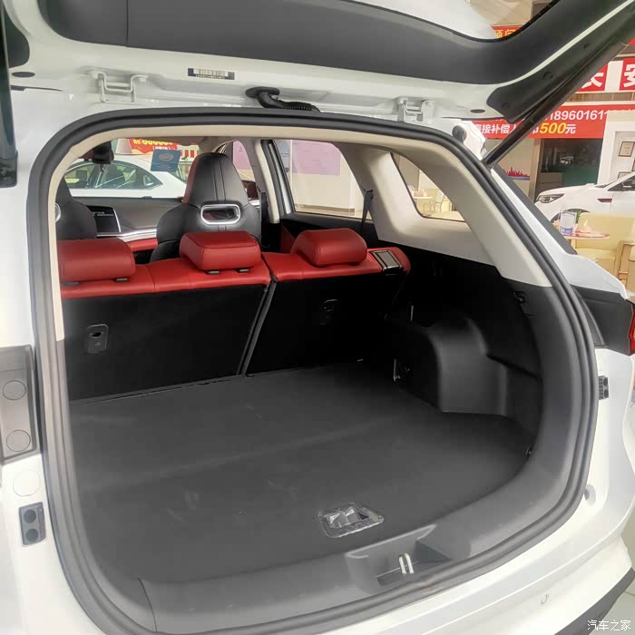 后备箱容积也是非常大,放到是1450l.