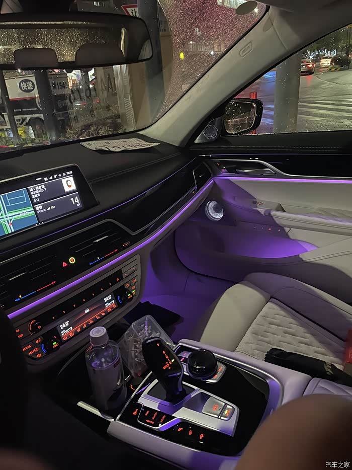 前一辆车顶黑色的很压抑,这次果断选了烟白内,坐进去有种豁然开朗的