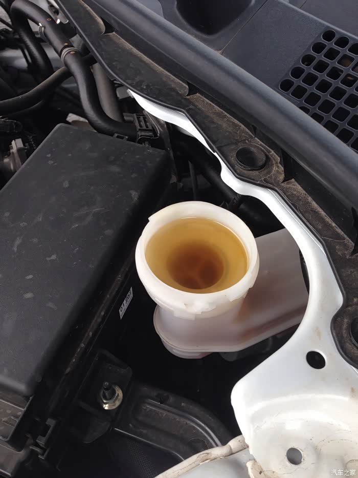 各位有发现大思的刹车油有杂质且偏黄吗