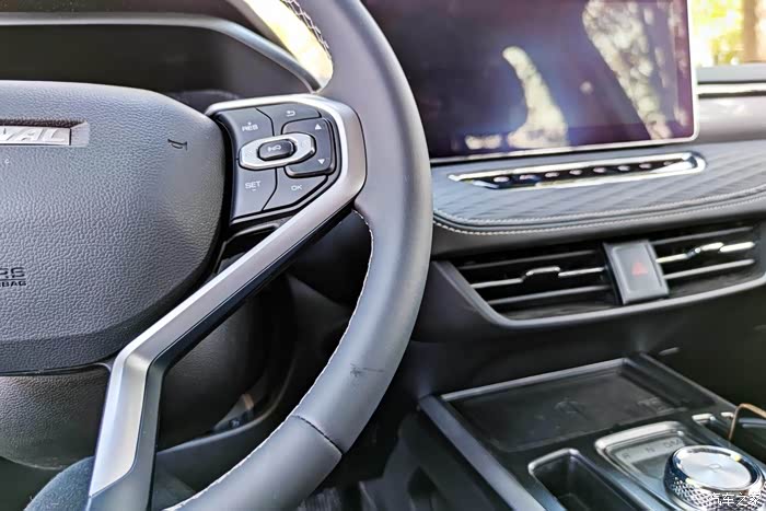 哈弗初恋的多功能方向盘,指向性很精准,握感也很好,个人觉得完全没