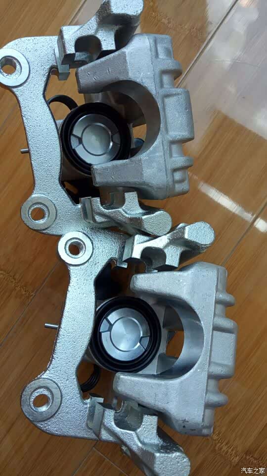 自己动手更换后悬架改装奥迪a4后刹车分泵