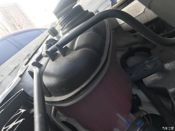 奔驰防冻液查看很麻烦 其实只需要在防冻液壶上做两个指示刻度线就行