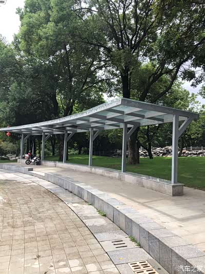 这边还有遮雨棚,挺人性化的