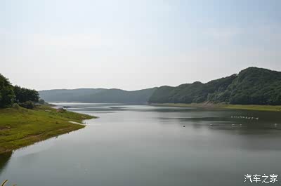 这站在水库坝照水库内水 传照片有些顺序对将就看 照片照让家看有疲劳