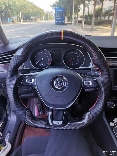 大众迈腾更换碳纤维方向盘