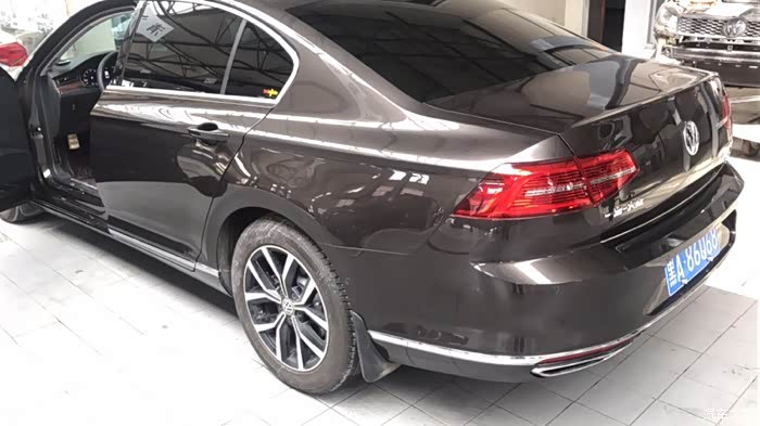 昨天路边看见橡木棕迈腾真的好漂亮