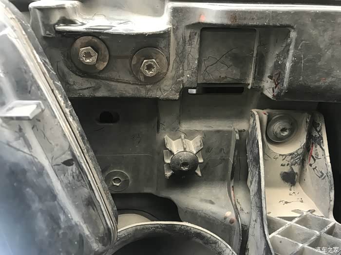 有上面挡水板的拆下来,用力往外拨就对了:双手抓紧,用力向外拉!