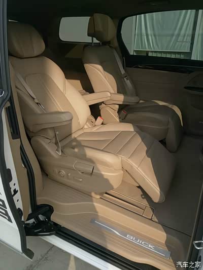 值得一提的是,第二排座椅,给乘客一种头等舱级的享受.