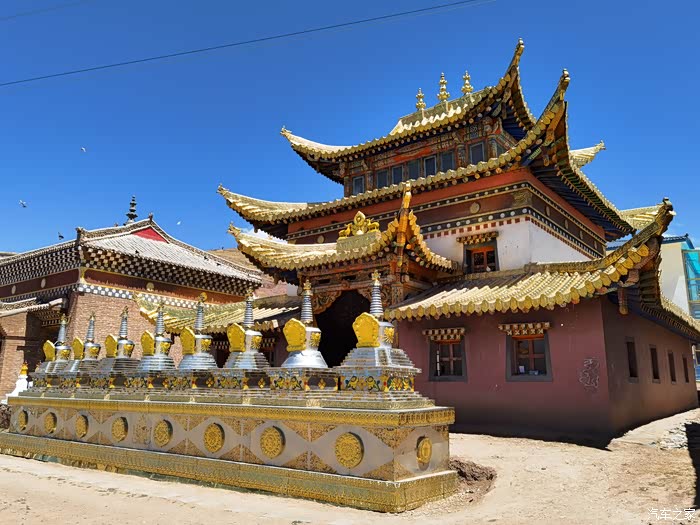 走路到果洛公交公司去取昨晚充电的汉ev,逛占地四百亩的喇日寺