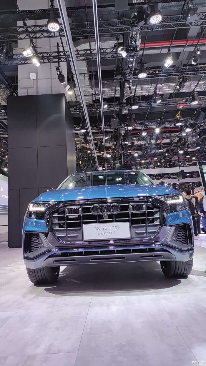 奥迪q8新车外观设计还是非常动感的蓝色的车身很有精气神