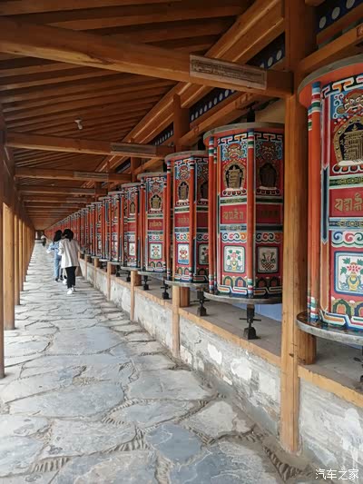 拉卜楞寺超长的转经长廊共2000余个转经筒,转遍每个转经筒至少需一个