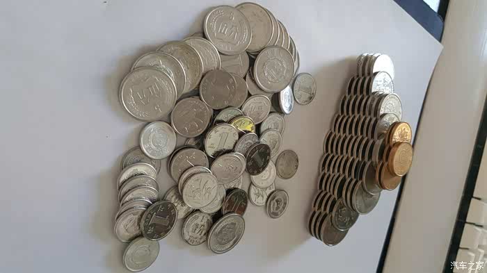 乌鲁木齐等车无聊中,摆摆硬币玩