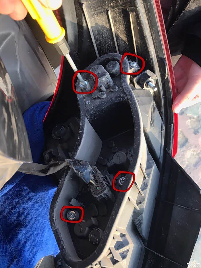 「支持山东论坛」14款阳光更换led倒车灯泡详细作业!