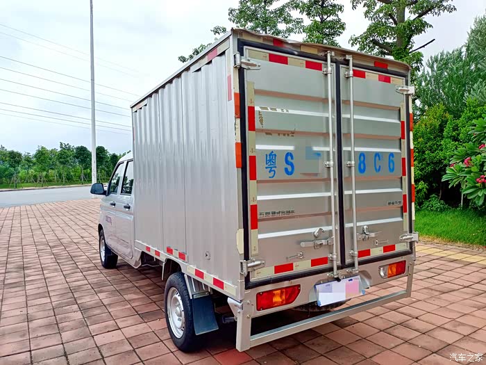 低价出售准新车五菱荣光新卡18双排货柜一台