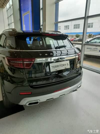 的飞翼式造型设计还点缀了英文字母,这样的设计显得这款车好上档次啊