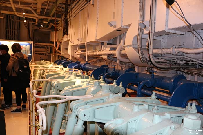 我们来到了汽轮机室.这里是这艘船动力组成部分.