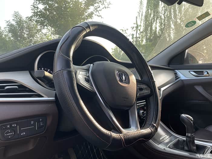 方向盘的大小和握感都是不错的