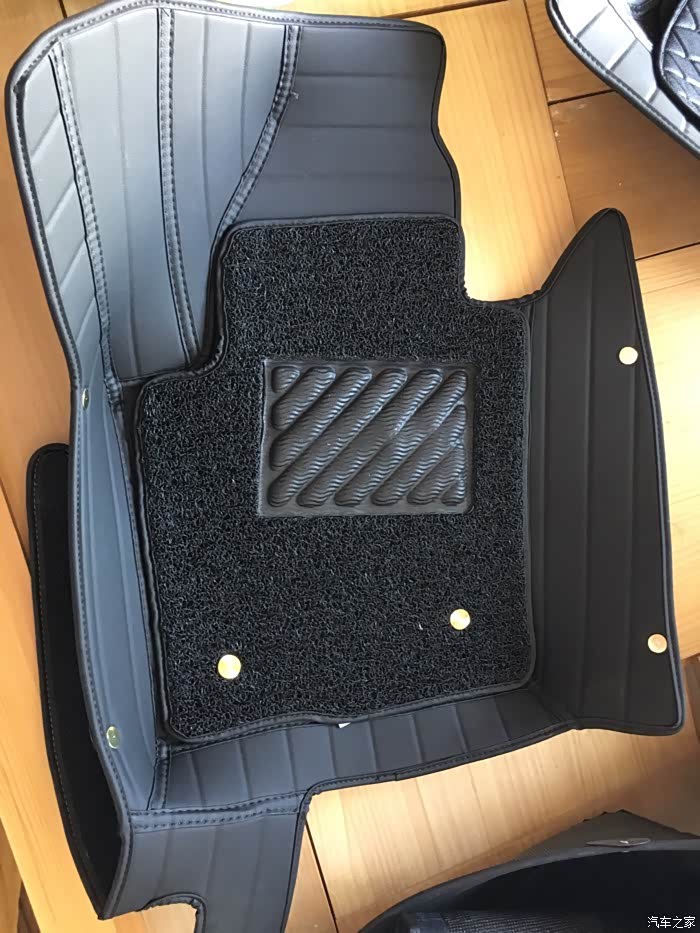 出全新迈腾b8全包围脚垫