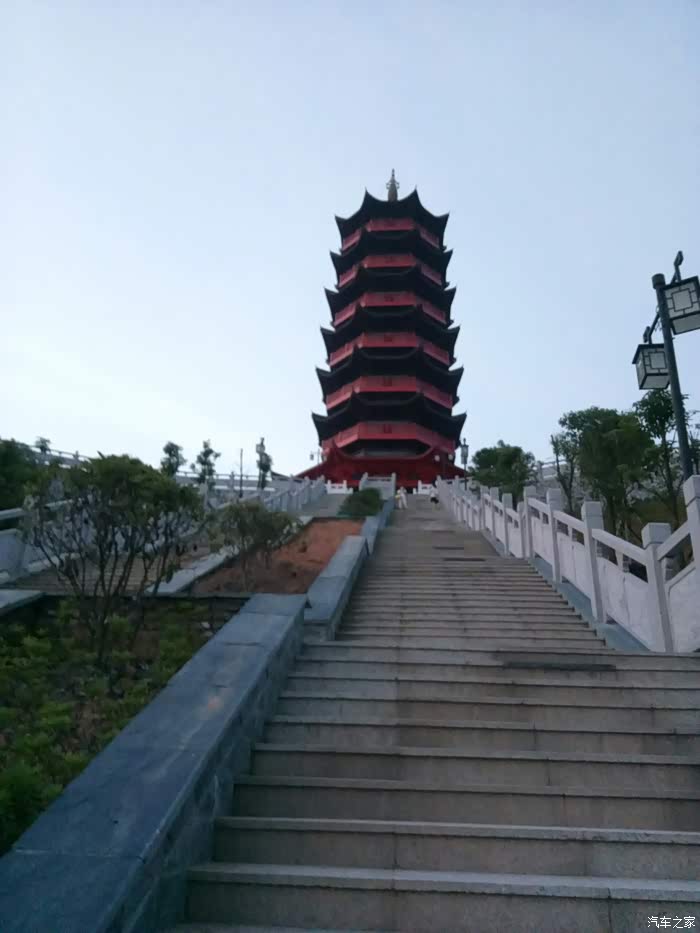 回到这个红塔公园天就已经亮,还早就爬去看看.