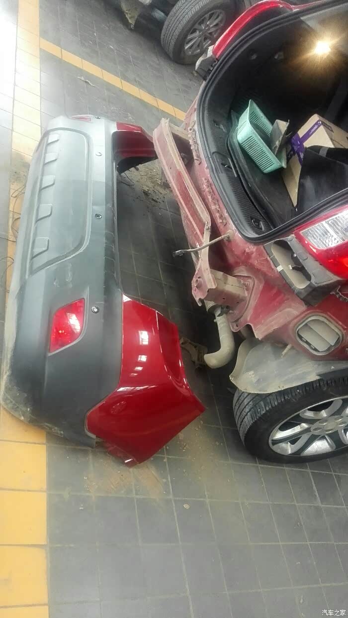 早上出,遇到前面突然停车,我急刹,看了眼后视镜,一辆江淮货车眼睁睁急