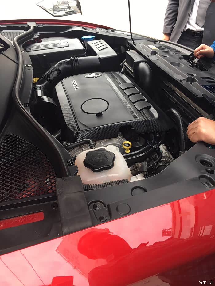 看看发动机 内部排列井然有序条理分明做工细致1.