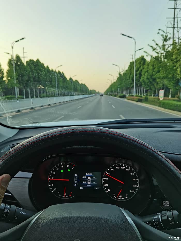 每天下班都驾驶着我的爱车行驶在回家的路上!坐在车里面,特别的安静
