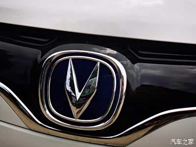 长安的车标很好看,v字的造型,简约大方.
