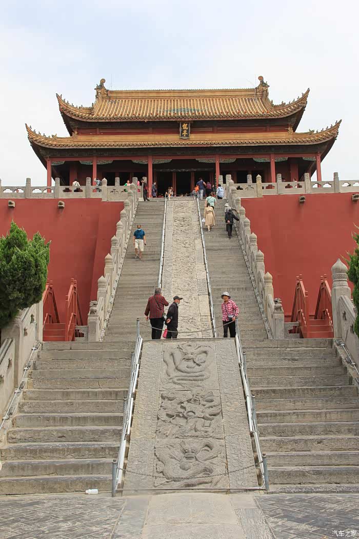 龙亭大殿雄踞于高大的殿基之上,巍峨壮观.