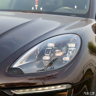 炯炯有神的矩阵式四眼,带来不一样的视觉感受.
