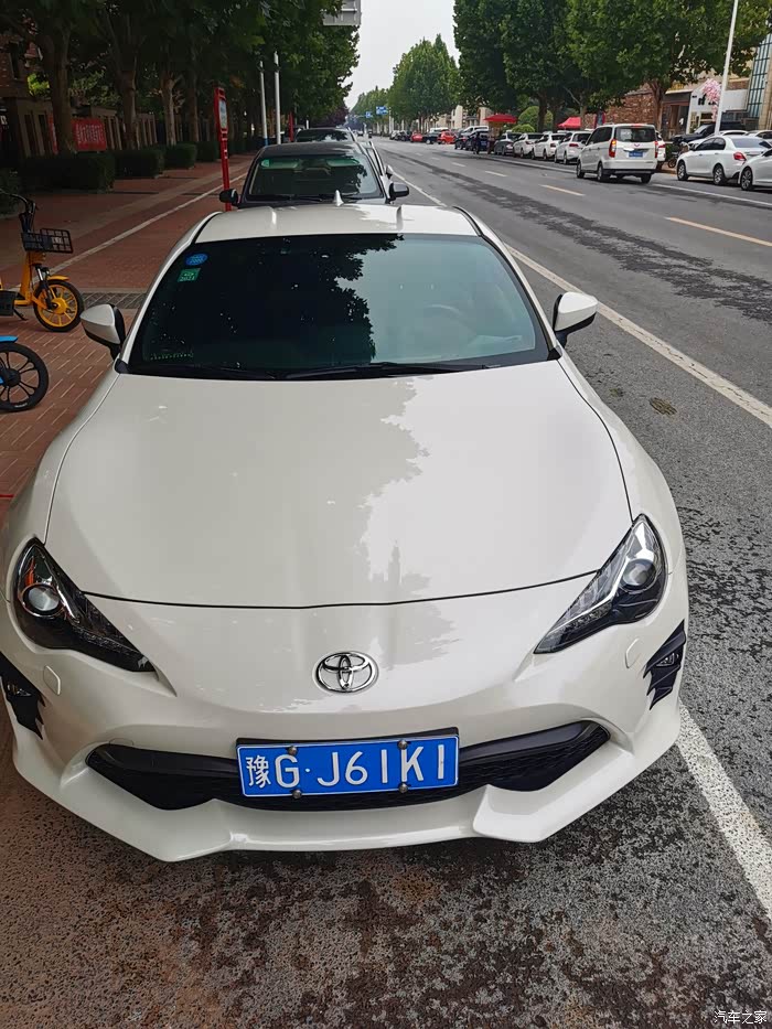 出售19年19款丰田86白色自动
