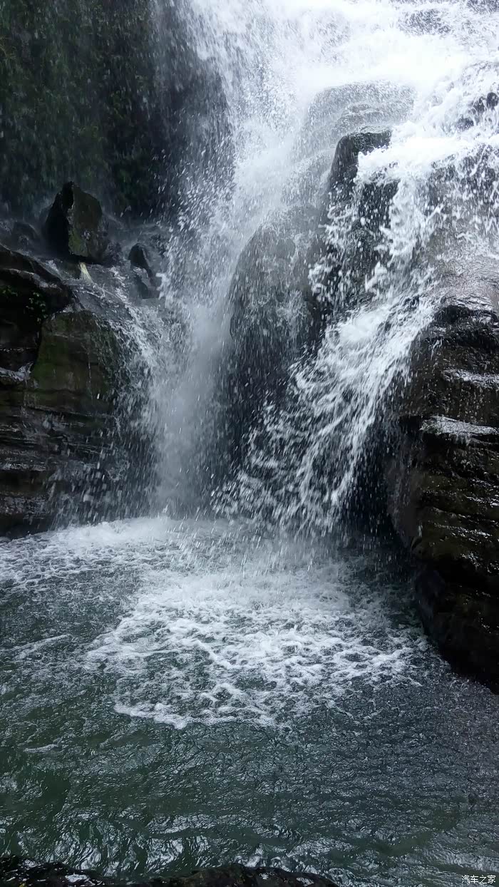 瀑布下有小水潭