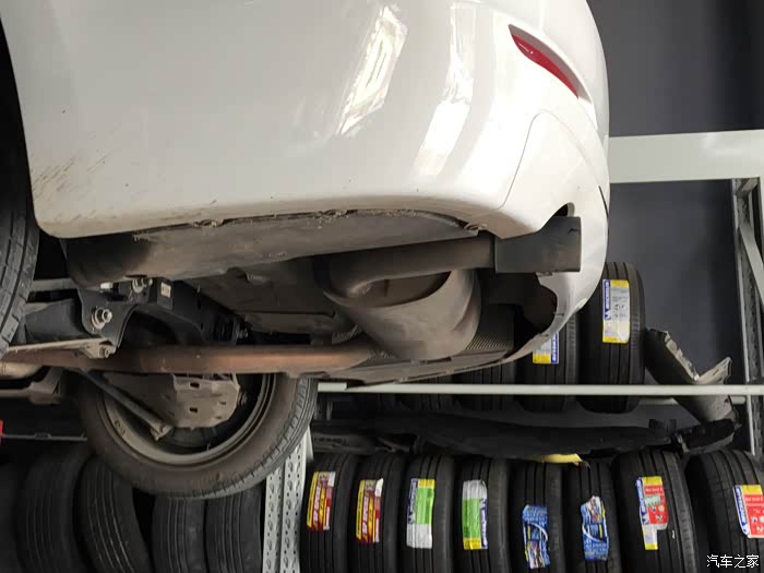 改装作业终于要开始,紧张中……小哥在准备拆卸原车排气.