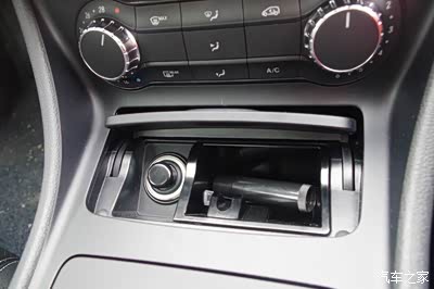 点烟器  老婆开车 需要  可以把这里换成 化妆盒