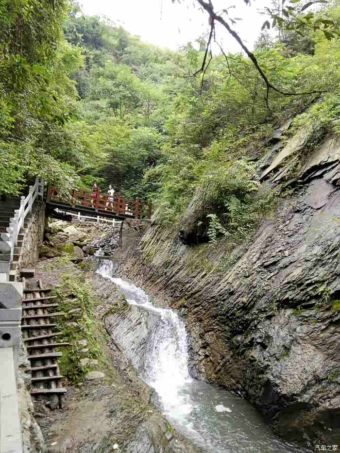什邡莹华石门洞悠闲乘凉去