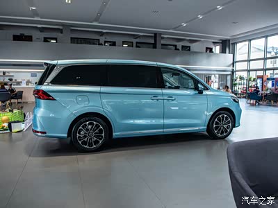 增加了跟新款荣威rx5 plus的同款色霁风蓝,这个颜色看上去的确是有另