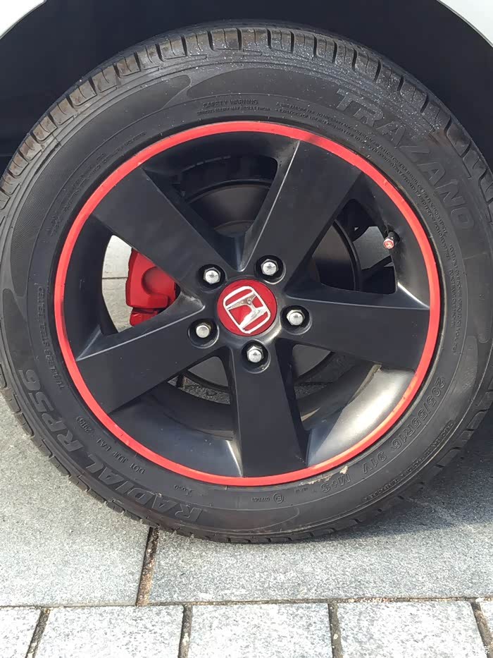 轮毂原来是麻面的很容易粘上刹车片磨下来的粉末,而且不好清理,没办法