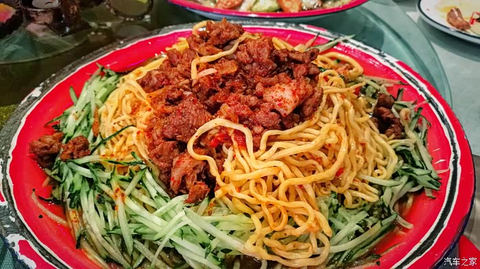 黄面烤肉   黄面又叫凉面,是夏天里大家常吃的一道街头小吃,基本和炒