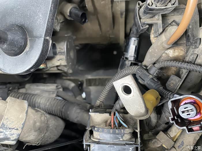 2010款老速腾14t起动机更换作业