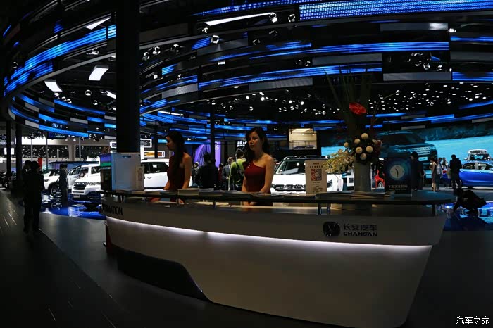 我为90后模狂名爵zs准车主带你领略上海车展各展台前台美女