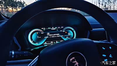 全液晶仪表盘,屏幕清晰度很高.