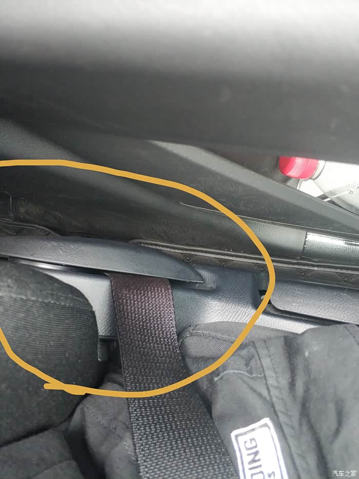 安全带系上就卡在座椅调节槽里大家都这样吗