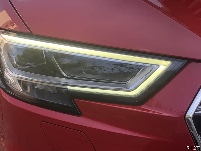 2017奥迪a3前大灯出现细小裂纹日间行车灯发黄