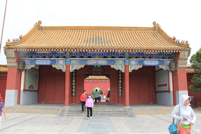 来到龙亭前面的午朝门.